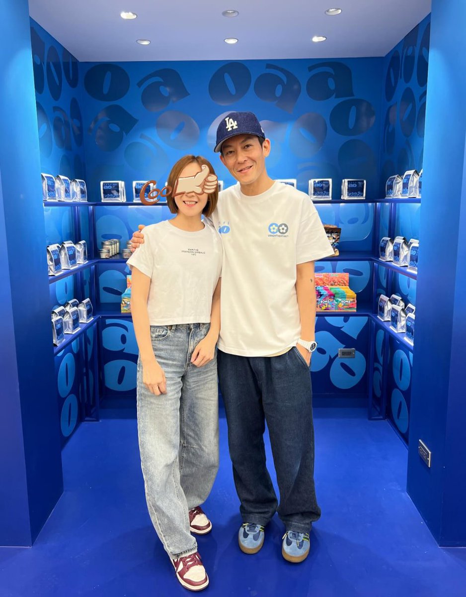 30192Dra's tweet photo. 啊...在民生社區意外碰到小時候男神！😱
當場買T-shirt請他簽名，開心到爆炸！😍

#誰懂這種追星20年的心跳感？！🤩 https://t.co/trBVhut4uq