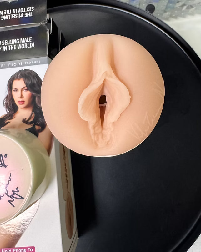 ValeNappi's tweet photo. Get your personalized sign on your fleshlight 😘
https://t.co/XeTtn1yESW https://t.co/ovWrNdvqV8