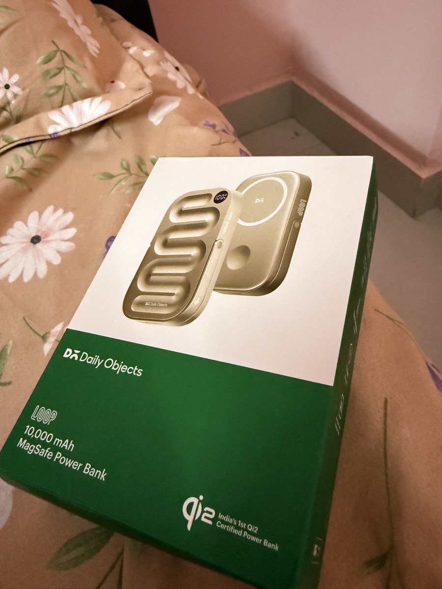 Kehkelenge1107's tweet photo. Bhai ₹3600 deke @daily_objects ka LOOP power bank liya aur kya bakwaas nikla 😤
Phone charge karne ke bajaye battery drain kar raha hai
Power bank bhi heat ho raha, phone bhi heat ho raha 🔥
Sirf design pe paisa uda diya, quality zero hai
Totally not worth it
#dailyobject https://t.co/eU4nitUPqa