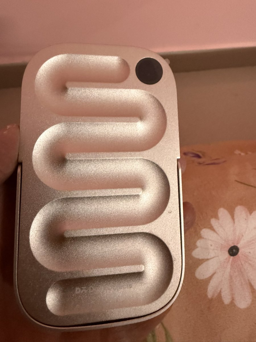 Kehkelenge1107's tweet photo. Bhai ₹3600 deke @daily_objects ka LOOP power bank liya aur kya bakwaas nikla 😤
Phone charge karne ke bajaye battery drain kar raha hai
Power bank bhi heat ho raha, phone bhi heat ho raha 🔥
Sirf design pe paisa uda diya, quality zero hai
Totally not worth it
#dailyobject https://t.co/eU4nitUPqa