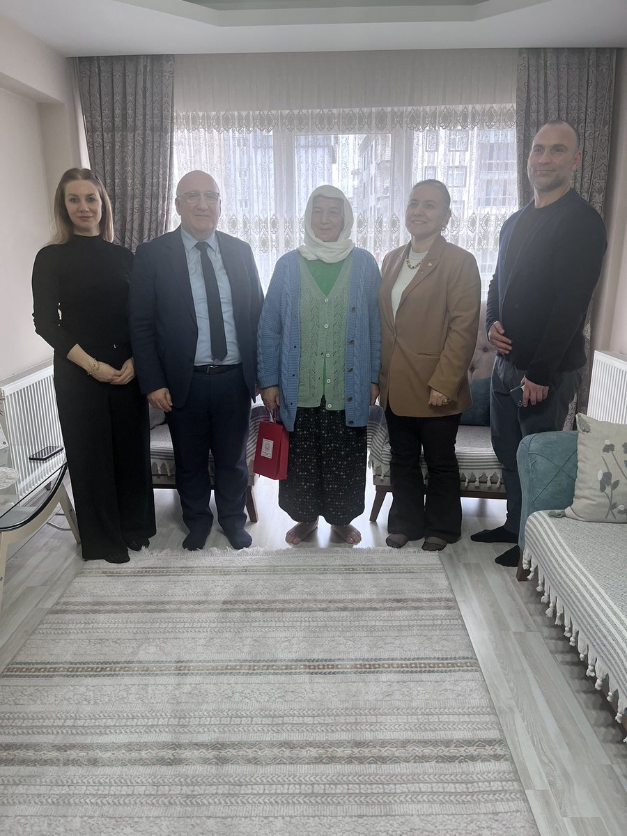 18 Mart Çanakkale Zaferi ve Şehitleri Anma Günü etkinlikleri kapsamında Kurum Müdürümüz Hüseyin Güngör, Aile ve Sosyal Hizmetler ÇES Kuruluş Müdürü Perihan Akkaya ile birlikte aziz şehidimiz Tekin Çınar’ın annesi Hatice Çınar’ı ziyaret etti. 
Aziz şehidimizin ruhu şad olsun. 🇹🇷