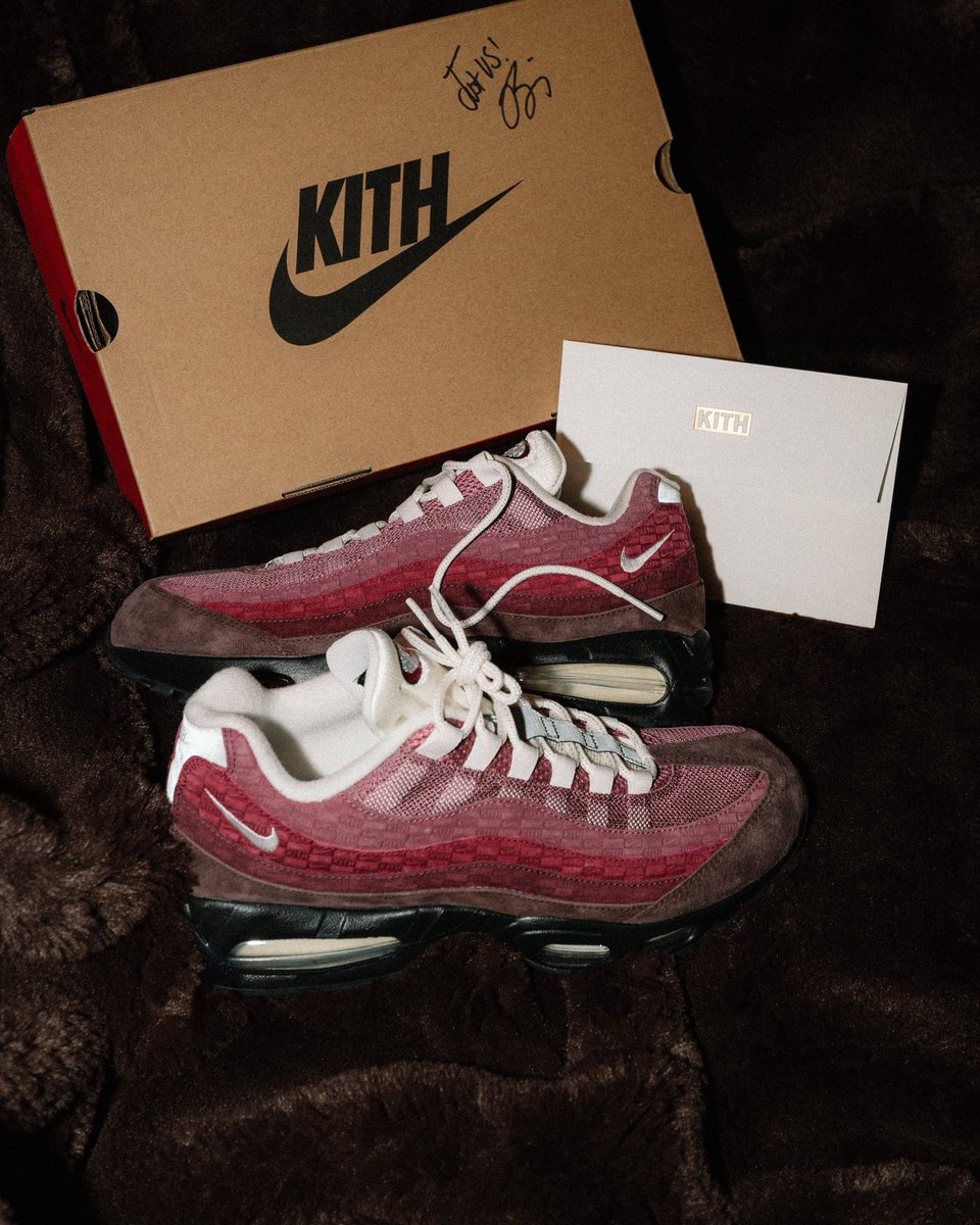 ModernNotoriety's tweet photo. Ronnie Fieg gifted a pair of F&amp;F Air Max 95s to a true Kith fan, @ChefDoomy 👏

Only 36 pairs were made in adult sizes https://t.co/cQrUSlKBbV