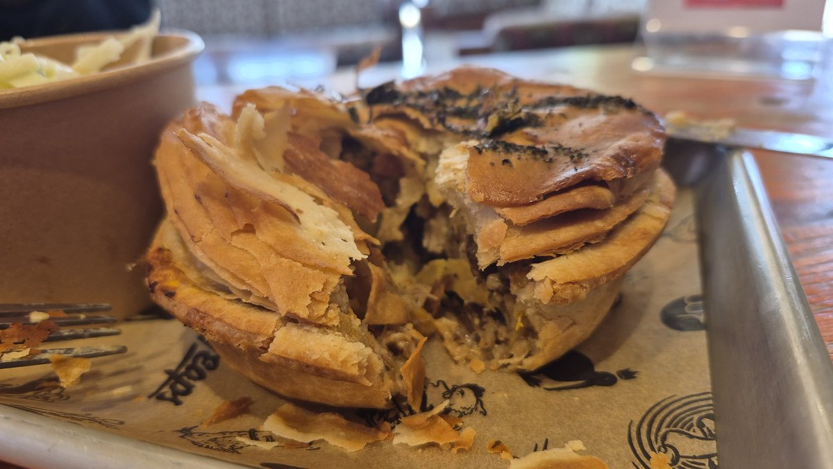 DRK1610's tweet image. Hangi Special at Heapes Pies. #kiwieats #decatrga #foodphotography #lunchime