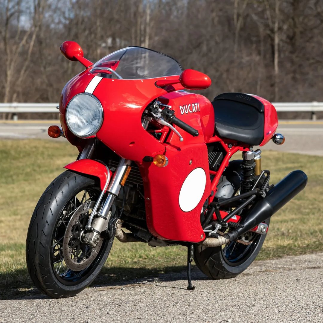 Bringatrailer's tweet image. This 2007 Ducati SportClassic Sport 1000S is finished in Ducati Red with white accents, and the bike is powered by an air-cooled 992cc desmodromic L-twin paired with a six-speed transmission. Showing 2,900 miles, it's listed now with no reserve on BaT!

bringatrailer.com/listing/2007-d…