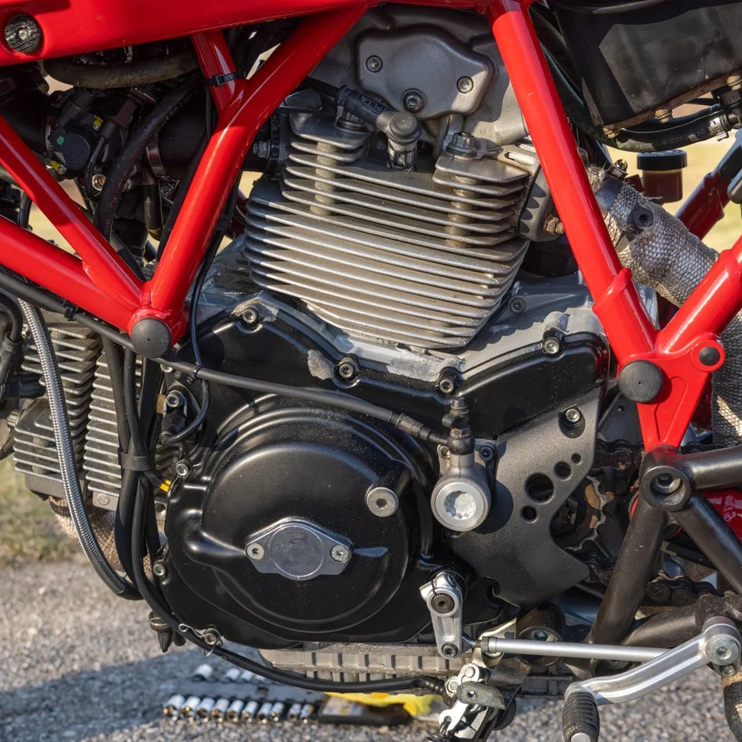 Bringatrailer's tweet image. This 2007 Ducati SportClassic Sport 1000S is finished in Ducati Red with white accents, and the bike is powered by an air-cooled 992cc desmodromic L-twin paired with a six-speed transmission. Showing 2,900 miles, it's listed now with no reserve on BaT!

bringatrailer.com/listing/2007-d…
