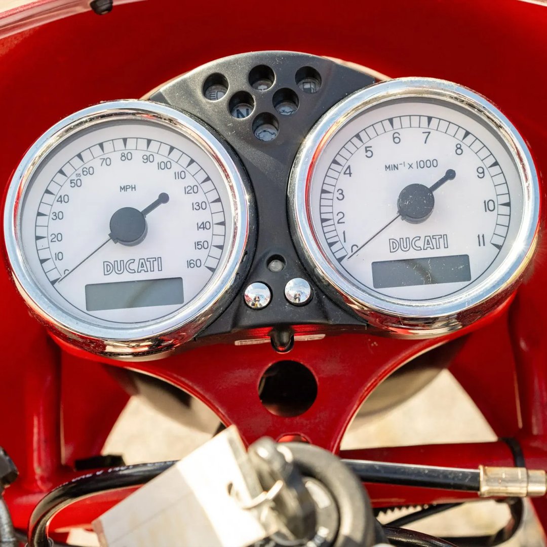 Bringatrailer's tweet image. This 2007 Ducati SportClassic Sport 1000S is finished in Ducati Red with white accents, and the bike is powered by an air-cooled 992cc desmodromic L-twin paired with a six-speed transmission. Showing 2,900 miles, it's listed now with no reserve on BaT!

bringatrailer.com/listing/2007-d…