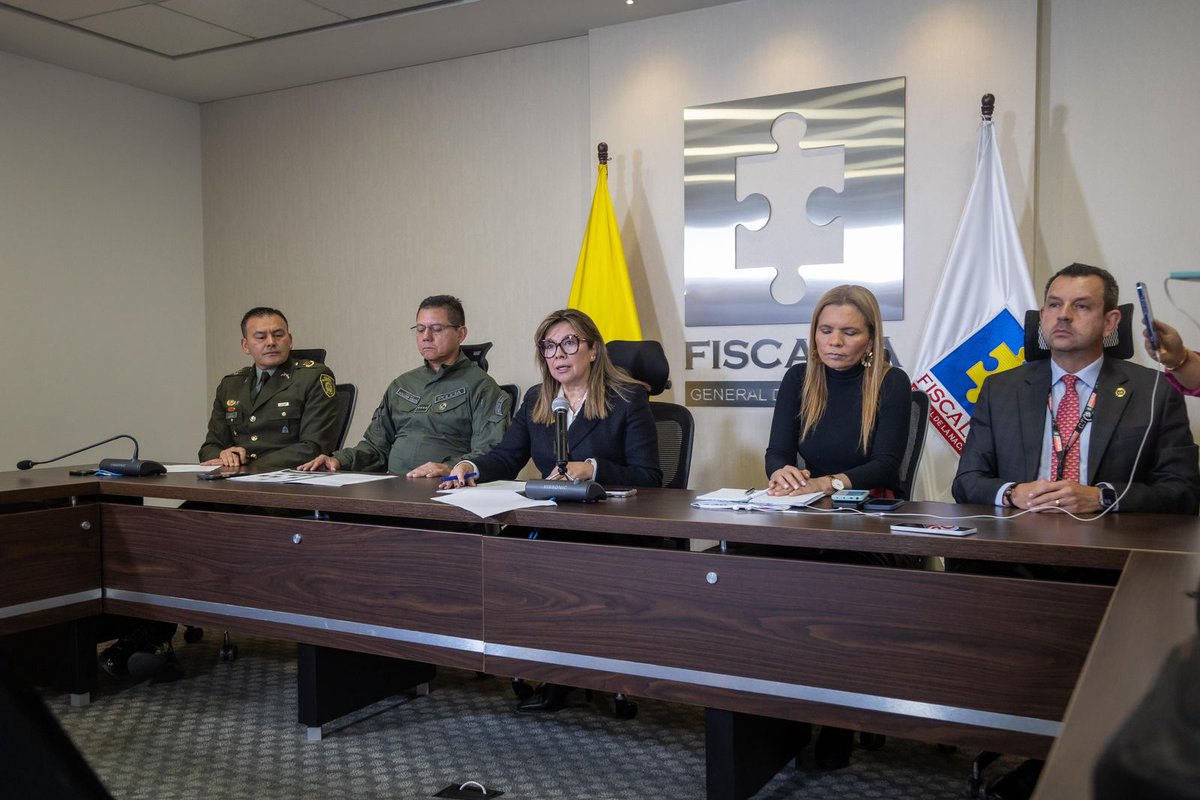 FiscaliaCol's tweet image. Al entrar a la fase final de la investigación por el magnicidio del senador y precandidato 
presidencial Miguel Uribe Turbay, perpetrado el 7 de junio de 2025, en el occidente de 
#Bogotá, la #Fiscalía solicitó y obtuvo siete órdenes de captura contra el 
denominado estado mayor