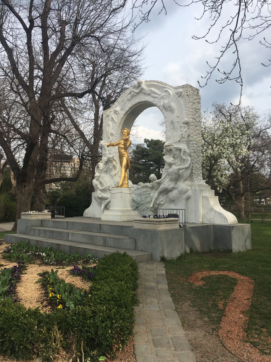 EmmaPeel_Knight's tweet image. A nice Meeting in good old #Vienna today and spring is in full swing there, at the Wiener Stadtpark...they call it the green #Jewel  in the heart of #Vienna😃😊😉😍🥰
cc: @KevinSpacey 🥰