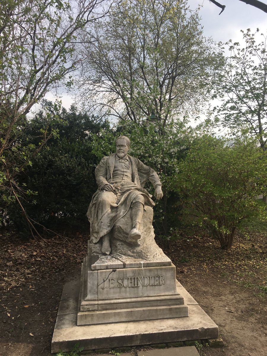 EmmaPeel_Knight's tweet image. A nice Meeting in good old #Vienna today and spring is in full swing there, at the Wiener Stadtpark...they call it the green #Jewel  in the heart of #Vienna😃😊😉😍🥰
cc: @KevinSpacey 🥰