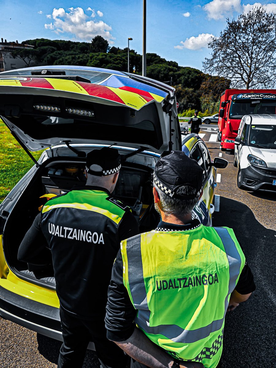 platjaropolicia's tweet photo. Rebem la visita d’una representació de la Policia Local de Barakaldo (País Basc), interessats en conèixer el nostre model policial.
Ha estat un plaer intercanviar experiències que ens permeten millorar com a organització.

#policialocalBarakaldo
@platjaropolicia https://t.co/7X8eUrosOA