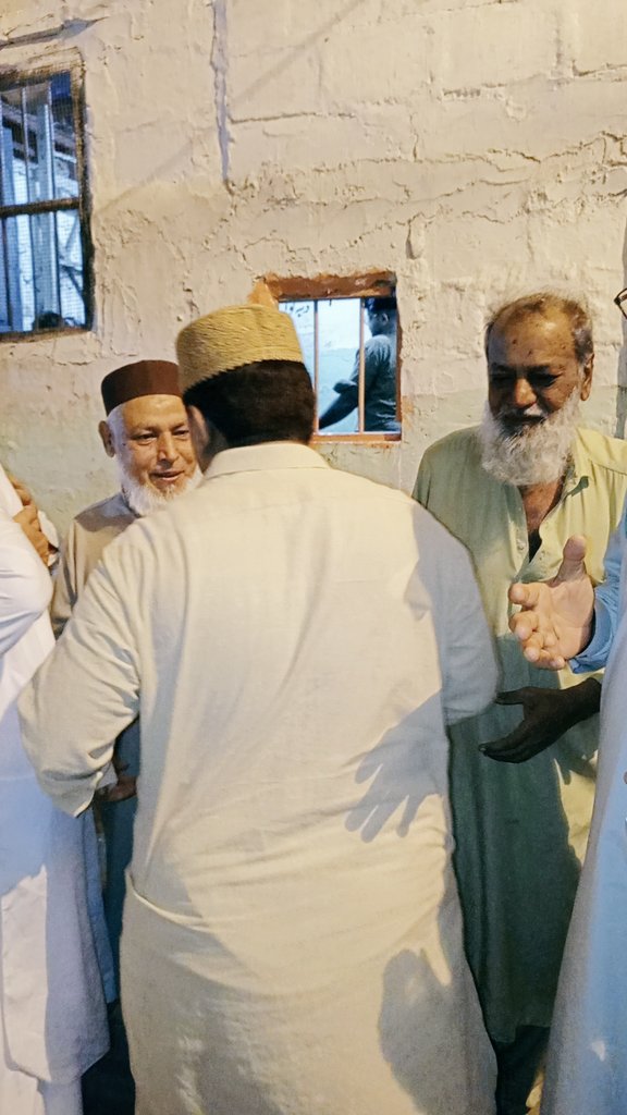 ShakeelChPPP's tweet image. اپنے حلقہ انتخاب میں پیاروں سے #عيد ملنے سیکرٹری اطلاعات PPP سٹی ایریا پی ایس 107 چیئرمین عنایت اللہ مروت کے ہمراہ ہزارہ کالونی لیاری پہنچے 

علاقہ معززین اور جیالوں کو عید کی مبارکباد پیش کی اور علاقائی صورتحال پر تبادلہ خیال کیا 

#EidMubarak 
💖✨💫😘
#Karachi