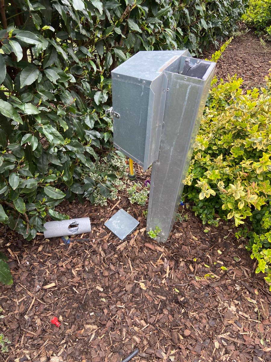 TeerahBeauty's tweet photo. @EalingCouncil I had people come today to fix my internal plumbing issues. This is the mess they’ve left outside and damaged the communal water supply box whilst investigating the issue. Who is to fix this now? I also have cctv footage of them if needed. https://t.co/L0u6xWDaol