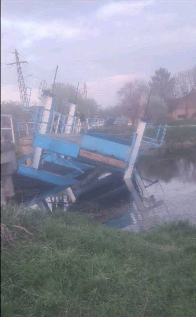 LokAl_Vrbas's tweet photo. TEORIJA O DVE VINKLE
"Dve vinkle sa desne strane moraju da se podignu kako bi most došao u međupoložaj. Sa druge strane nalaze se još dve vinkle koje se vraćaju potpuno horizontalno. U tom trenutku most se vraća u osnovni položaj"

Plivajući most u Kuli pre podizanja vinkli 👇 https://t.co/TMYwWDgV1H