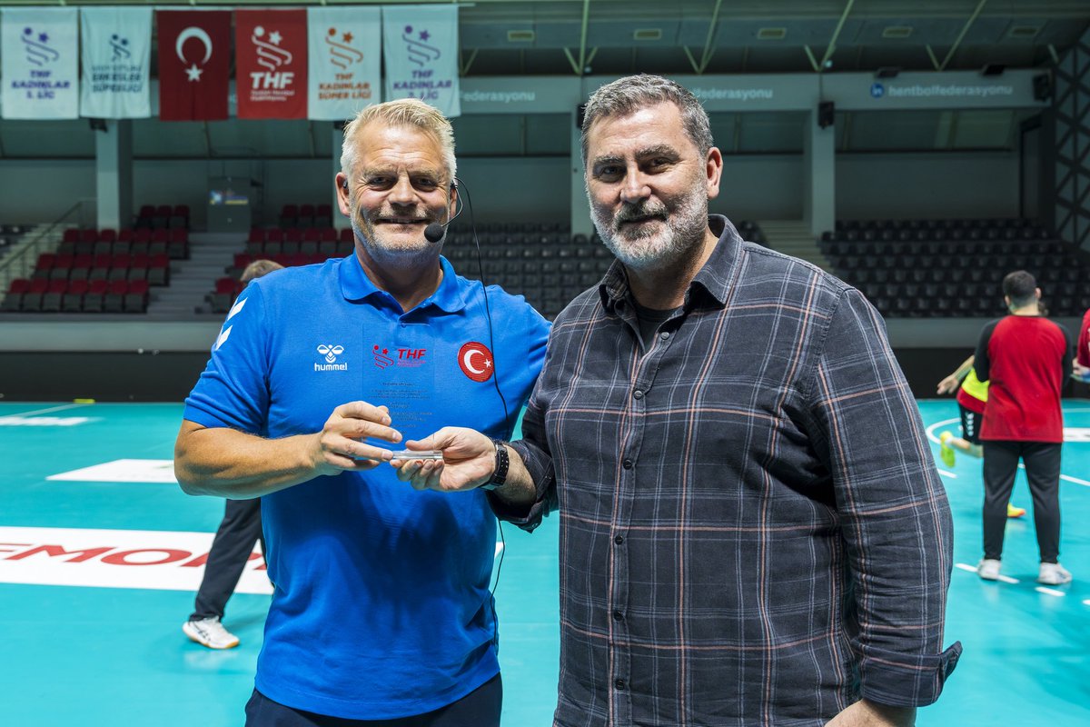 Hentbol_Fed's tweet photo. Türkiye’de üç modülde düzenlenecek EHF Master Coach Course’un ilk modülü Ankara Prof. Dr. Yaşar Sevim Hentbol Salonu’nda devam ediyor.

Kursun ilk iki gününde Prof. Dr. Serdar Eler, Bent Dahl, Doç. Dr. Yücel Makaracı ve David Ginesta Montes tarafından eğitim verildi. Antrenörler, verilen teorik eğitimleri eğitmenler aracılığıyla uygulamada da pekiştirme fırsatı buldu.

Verdiği eğitimler ve katkılarından ötürü Bent Dahl’a teşekkür plaketi takdim edilirken, antrenörler sonraki günlerde Prof. Dr. Serdar Eler ve David Ginesta Montes’in yanı sıra Prof. Dr. Mehmet Kale ve Fernando Gurich’ten de teorik ve uygulamalı eğitimler alacak.

1. Modül, beş günlük eğitim programının ardından 27 Mart Cuma günü sona erecek. 2. Modül 10-15 Temmuz 2026’da Ankara’da ve 3. Modül 3-8 Aralık 2026 tarihinde Antalya’da gerçekleştirilecek.
