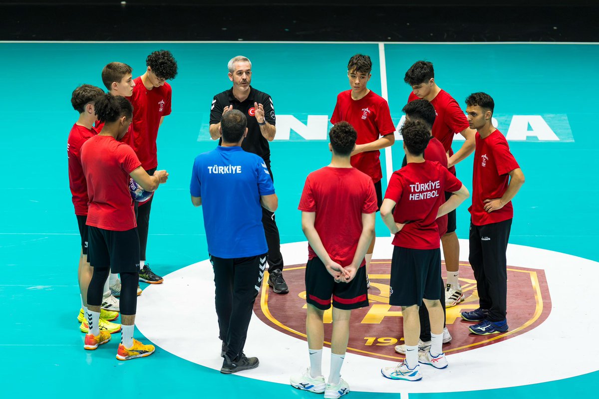 Hentbol_Fed's tweet photo. Türkiye’de üç modülde düzenlenecek EHF Master Coach Course’un ilk modülü Ankara Prof. Dr. Yaşar Sevim Hentbol Salonu’nda devam ediyor.

Kursun ilk iki gününde Prof. Dr. Serdar Eler, Bent Dahl, Doç. Dr. Yücel Makaracı ve David Ginesta Montes tarafından eğitim verildi. Antrenörler, verilen teorik eğitimleri eğitmenler aracılığıyla uygulamada da pekiştirme fırsatı buldu.

Verdiği eğitimler ve katkılarından ötürü Bent Dahl’a teşekkür plaketi takdim edilirken, antrenörler sonraki günlerde Prof. Dr. Serdar Eler ve David Ginesta Montes’in yanı sıra Prof. Dr. Mehmet Kale ve Fernando Gurich’ten de teorik ve uygulamalı eğitimler alacak.

1. Modül, beş günlük eğitim programının ardından 27 Mart Cuma günü sona erecek. 2. Modül 10-15 Temmuz 2026’da Ankara’da ve 3. Modül 3-8 Aralık 2026 tarihinde Antalya’da gerçekleştirilecek.
