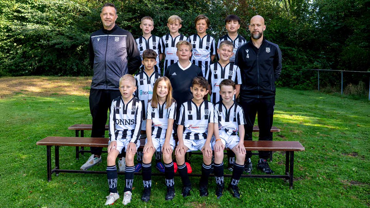 Na een week afwezigheid waren de eerste witte zakdoekjes te zien voor de trainer / perschef van JO11-3. Voor hem stond er dus extra druk op de uitwedstrijd tegen @vv_rijsoord .
Hebben de spelers zijn positie gered, dat leest. u in het wedstrijdverslag:
vvdubbeldam.nl/witte-zakdoekj…