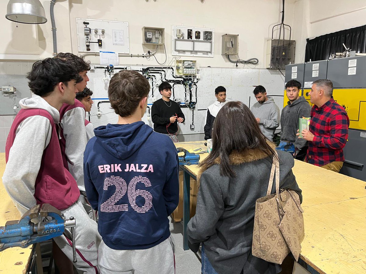 La semana pasada un alumnos del colegio Carmelitas de Elda visitaron nuestros ciclos formativos de la familia profesional de calzado y moda y la de electricidad y electrónica, visitando talleres con nuestros profesores. Encantados de recibiros!  #ieslatorretaelda #FPlatorreta