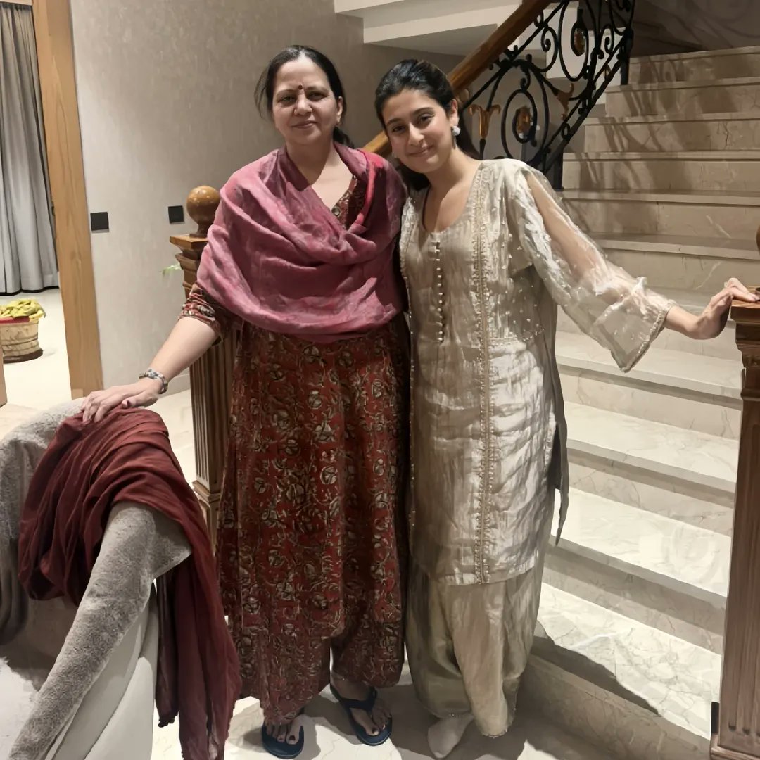 Skyuga04's tweet photo. Elvish Bhai's Mother With Isha Malviya 🥰❤️
@ElvishYadav
#ElvishYadav,#ElvishArmy
#Ishamalviya https://t.co/bS1uDNabkY