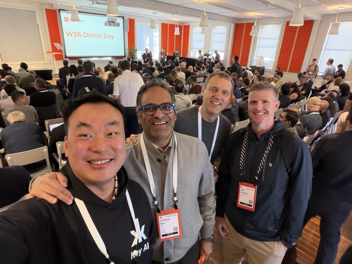 ChristopherFong's tweet photo. Great catching up with @shaileshrao @johnrlyman #xooglers at @ycombinator #demoday &amp; meeting @JLHenriod Friends let’s catch up today if you’re around or @XooglerCo members let’s co-invest together in #YC #startups via #angels on https://t.co/aQGyeVM12E
#community #investing #yc https://t.co/n3NbPyR6e7