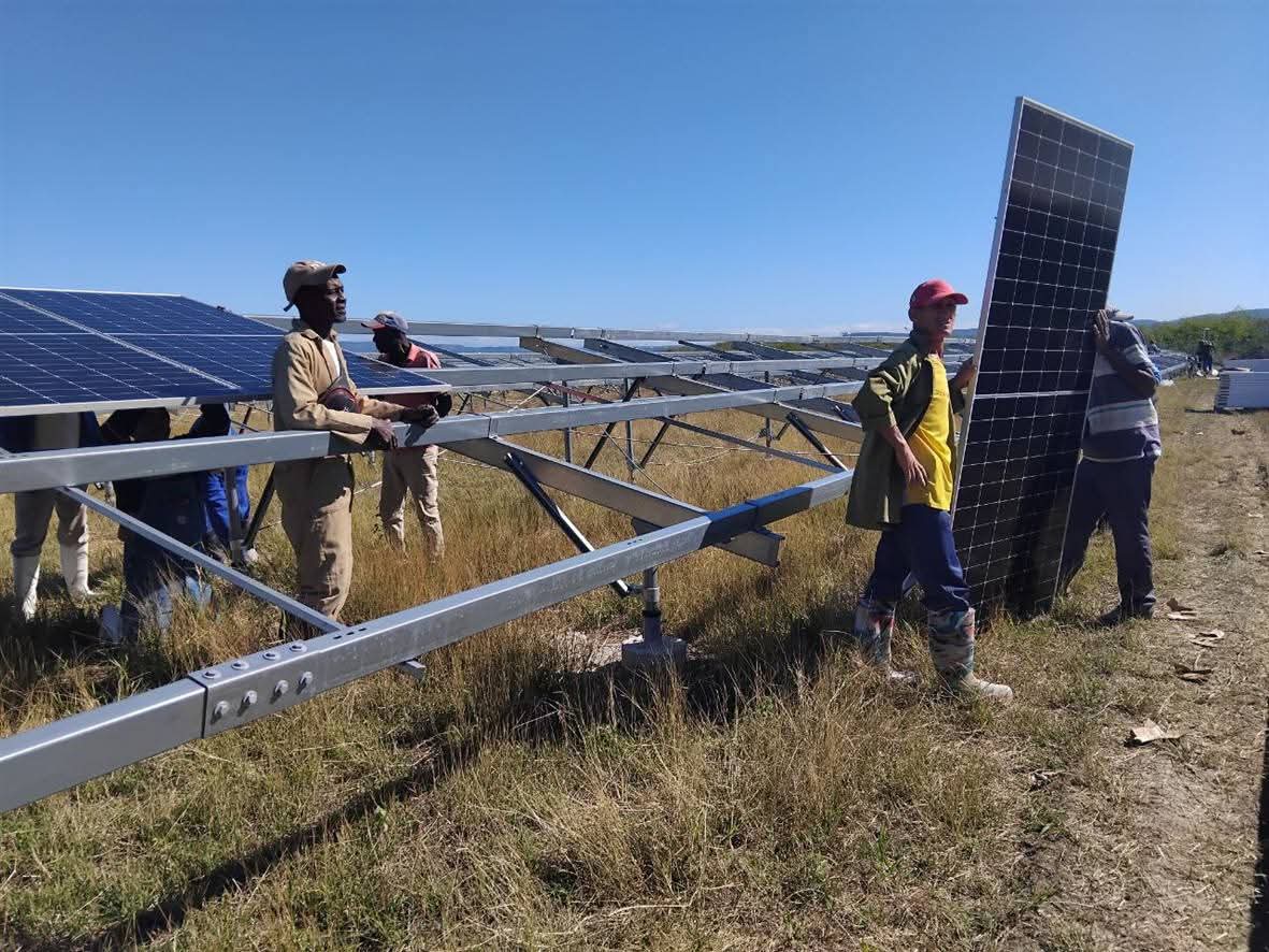 CarlitosMTgtmo's tweet photo. #GuantánamoNoSeDetiene porque #CubaEstáFirme Acá seguimos avanzando en el cambio de la matriz energética
📷 Parque solar El Algarrobo 
@yoeabero1@AsambleaCuba @DiazCanelB https://t.co/7nX07IvfxW
