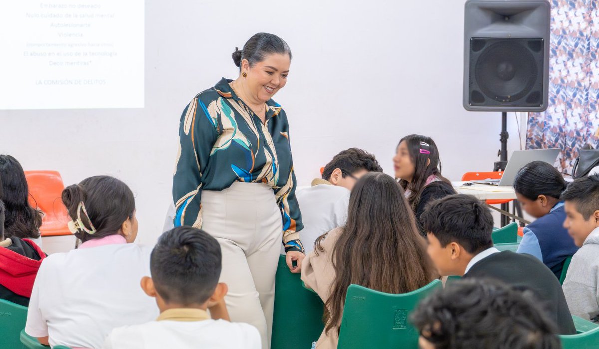 Como parte del programa “El Poder Judicial en tu Escuela”, la Mgda. del Tribunal Unitario de Justicia para Adolescentes, Aida Isis González Gómez, impartió la plática “La Mochila de la Vida” a estudiantes de la Escuela Secundaria David Alfaro Siqueiros.

#JusticiaCercanaALaGente
