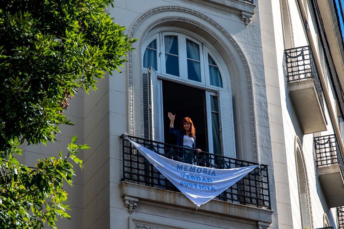 aJulianAlvarez's tweet photo. Defendemos la Patria  🇦🇷
Caminamos por los 30 mil ✌️
Queremos a Cristina ❤️

#50AñosDelGolpe #CristinaLibre https://t.co/fww3tDUyOS