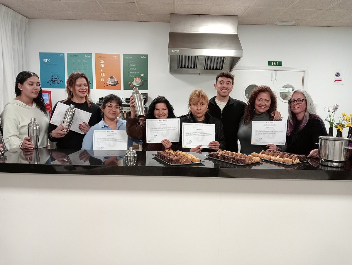 IDFOGirona's tweet photo. Finalitzem amb en #JordiSantaIsabel de #loveandshakebcn el curs de Tècniques per a l'elaboració de #combinats a l'escola d'hostaleria de @ColliRodes i de nou amb la col·laboració de l'@Lloret_de_Mar i @Promocio_Lloret https://t.co/c35JopJ0pX