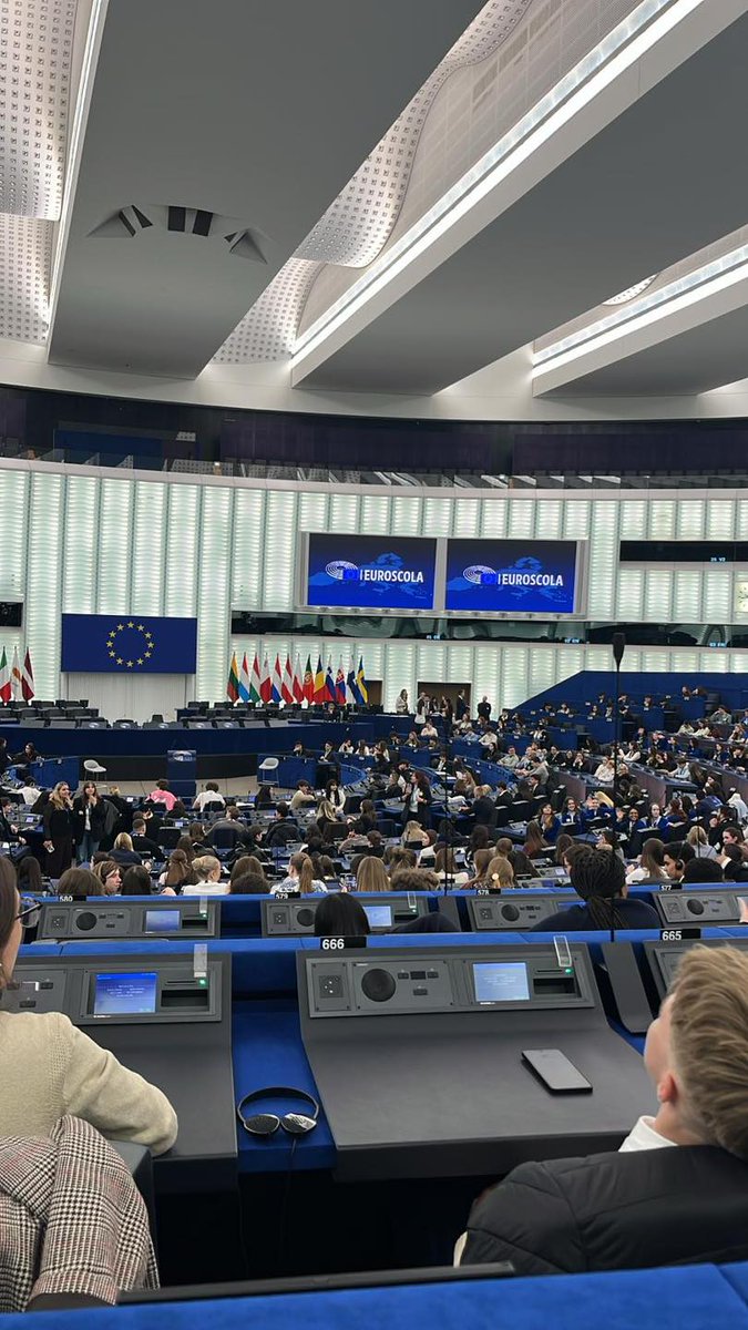 XTaboadaChivite's tweet photo. 24 alumnos/as do IES Taboada Chivite están no Parlamento Europeo coa Euroescola, vivindo a democracia en primeira persoa: debates, preguntas e aprendizaxe única.

Verín no corazón de Europa! 
@Europarl_ES 
@EscuelasEuropeo https://t.co/0MlaQ8bm2r