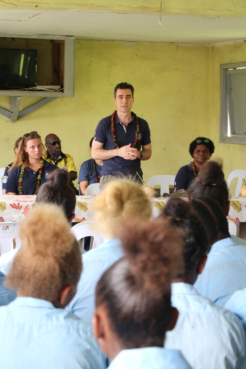 jeangene_vilmer's tweet photo. 🇻🇺🇫🇷 #AMBAE 7 – Visit to Tagaga Middle School in Lolopuépué. Identified as a priority by Vanuatu’s Ministry of Education, the school will be renovated in May–June by military engineers from @FANC_Officiel. Discussions with the principal, village chief, and students. https://t.co/YYZmRvAmDC