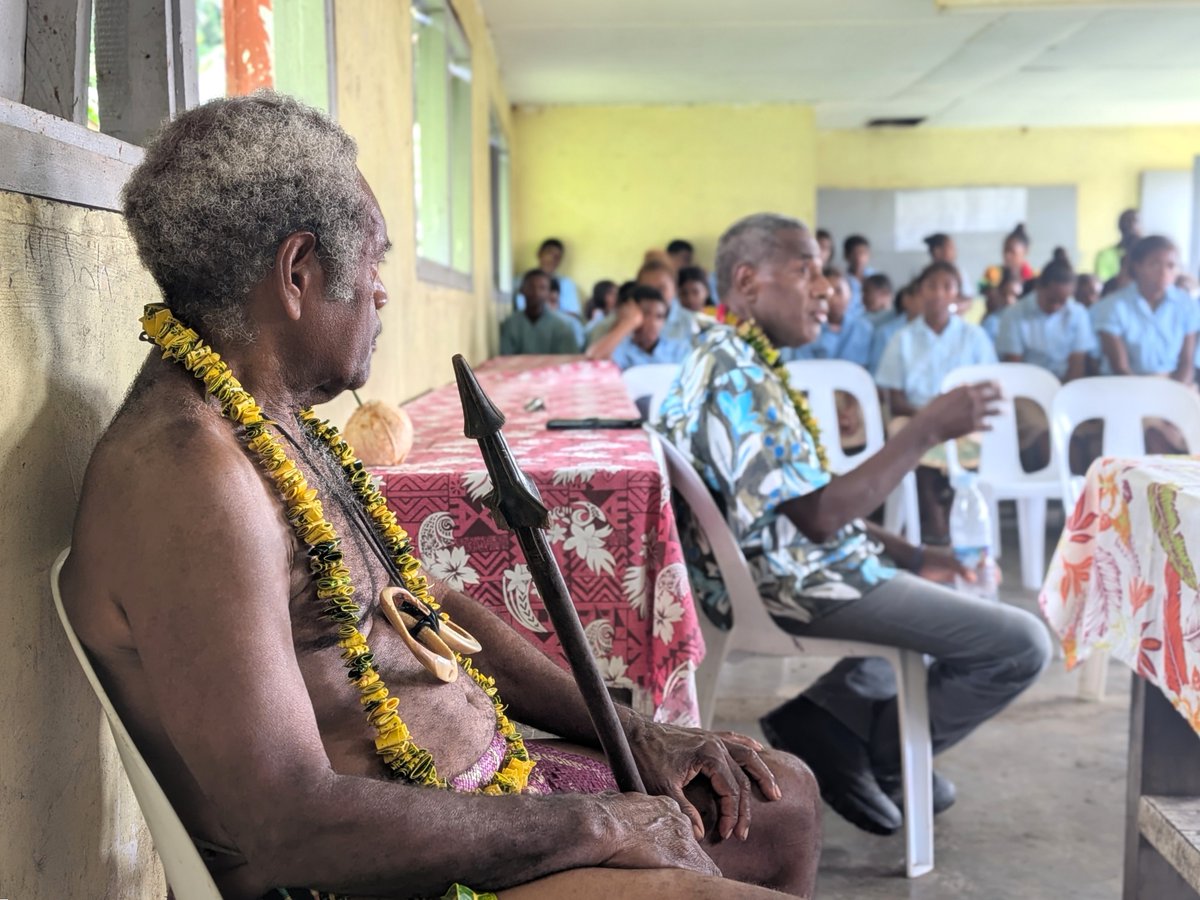 jeangene_vilmer's tweet photo. 🇻🇺🇫🇷 #AMBAE 7 – Visit to Tagaga Middle School in Lolopuépué. Identified as a priority by Vanuatu’s Ministry of Education, the school will be renovated in May–June by military engineers from @FANC_Officiel. Discussions with the principal, village chief, and students. https://t.co/YYZmRvAmDC
