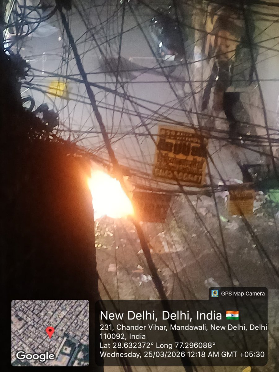 vinayakt23's tweet photo. Illegal street vendors choking the streets in the morning and choking the residents in the night by burning plastic and garbage.

It's a regular thing here. Urgent action needed.

@MCD_Delhi @DelhiPolice @CMODelhi @DelhiComplaint https://t.co/8aO5QytOp7