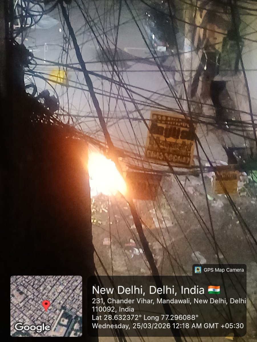 lm_improving's tweet photo. Illegal vendors encroach and choke the street at day and burn plastic garbage to choke residents at night so they struggle for breath. They are poisoning. Please take action. I can point the people who do it. Please contact me at 9818693403. Adv. Indronil Choudhry. https://t.co/rmjoE3pVF5
