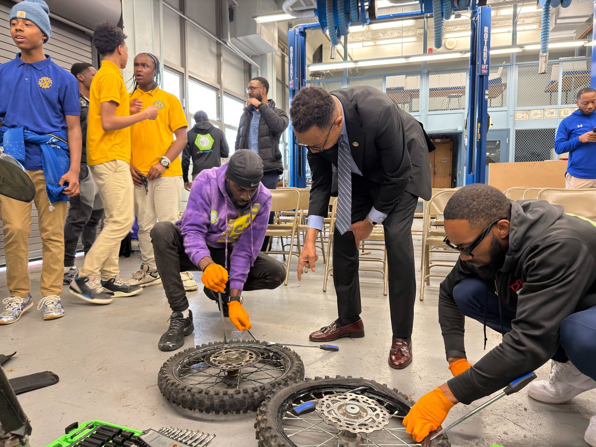 RepKweisiMfume's tweet image. This week at Mervo H.S., I proudly presented a $1 million grant to B-360, a successful nonprofit that turns the City's dirt bike culture into career opportunities for at risk teenagers. #Baltimore #Dirtbike #Mervo
wmar2news.com/news/region/ba…
