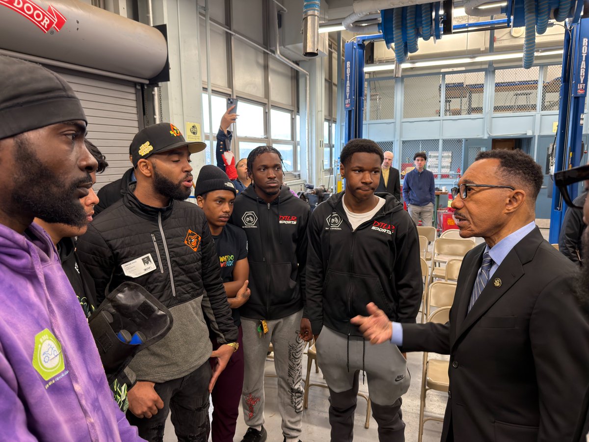 RepKweisiMfume's tweet image. This week at Mervo H.S., I proudly presented a $1 million grant to B-360, a successful nonprofit that turns the City's dirt bike culture into career opportunities for at risk teenagers. #Baltimore #Dirtbike #Mervo
wmar2news.com/news/region/ba…