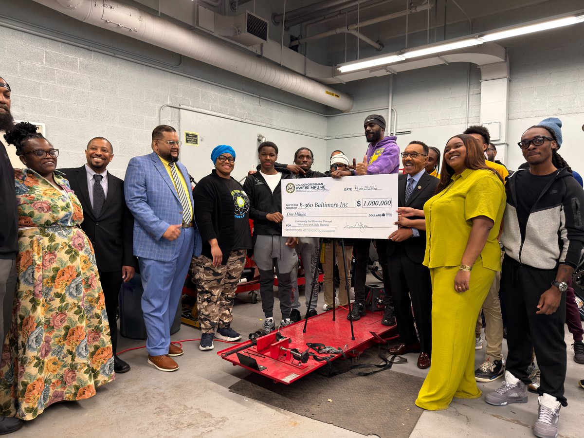 RepKweisiMfume's tweet image. This week at Mervo H.S., I proudly presented a $1 million grant to B-360, a successful nonprofit that turns the City's dirt bike culture into career opportunities for at risk teenagers. #Baltimore #Dirtbike #Mervo
wmar2news.com/news/region/ba…