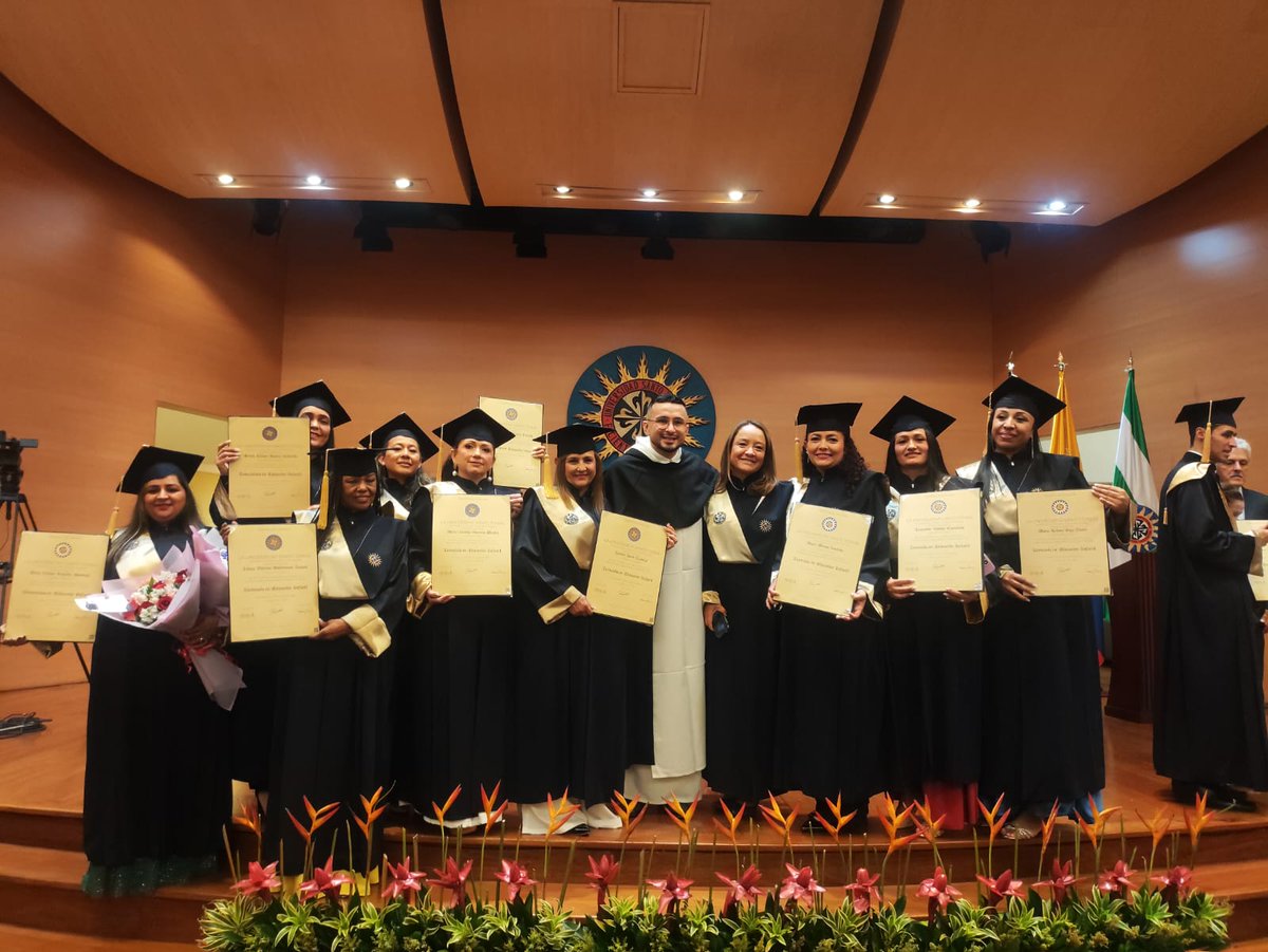 Edilma_Galvis's tweet photo. #BienestarBoyacá | 🎓Celebramos la graduación de 8 madres comunitarias y agentes educativas como licenciadas en Educación Infantil de la Universidad Santo Tomás. Hoy hacemos un reconocimiento a su compromiso con la primera infancia. ¡Felicitaciones! 💚✨️💪🏻👧🏻🎓 https://t.co/eNDKJCsuNN