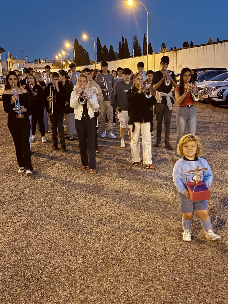 Así de bonito está siendo el ensayo de la Banda Juvenil hoy.

Nuestra tradiciones.