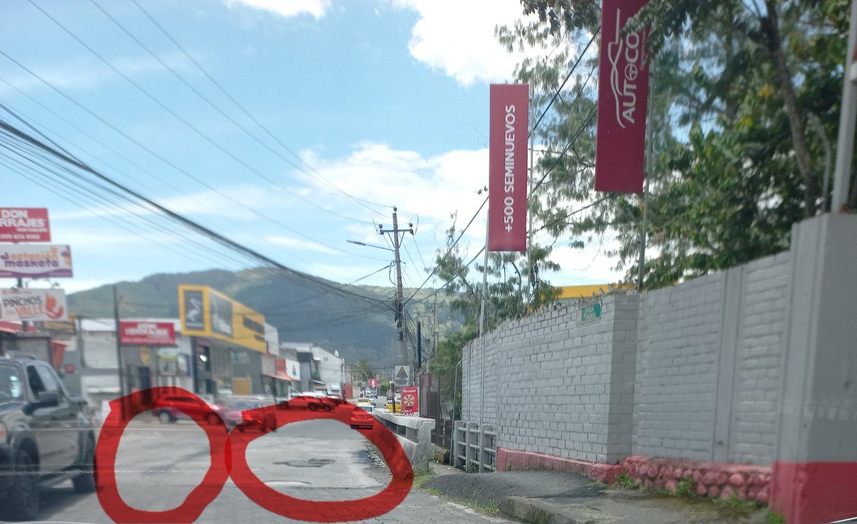 Tremendos cráteres en la calle San Juan de Dios y Grla. Rumiñahui (puente).
Ya es hora de que tapen los cráteres o esperan que se caiga el puente..‼️
<a href="/ObrasQuito/">Obras Quito</a> 
<a href="/MunicipioQuito/">Municipio de Quito</a> 
<a href="/mruminahui/">Municipio de Rumiñahui</a>