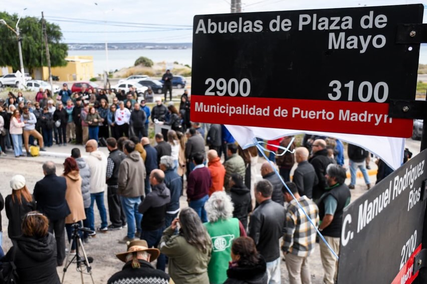 NoticiasPmy's tweet photo. #PuertoMadryn #Politica #DerechosHumanos #MemoriaVerdadJusticia

Puerto Madryn conmemoró el Día de la Memoria con un fuerte mensaje de compromiso y una emotiva inauguración
@Gus_Sastre @fersando1 @martinebene @unpsjb_madryn @MadresLineaFund 

https://t.co/15TLBSVb8A https://t.co/PH1EODcKdz