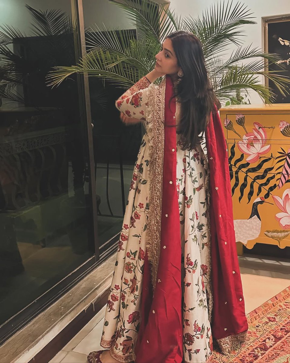 Amberomer01's tweet image. everyone was obsessed when these pictures dropped.durefishan girl come out of hibernation mode and post something like this.

#Pakistan
#Pakistanigirls
#Celebrities
#pakistaniwomens
#adult
#Womenempowerment
