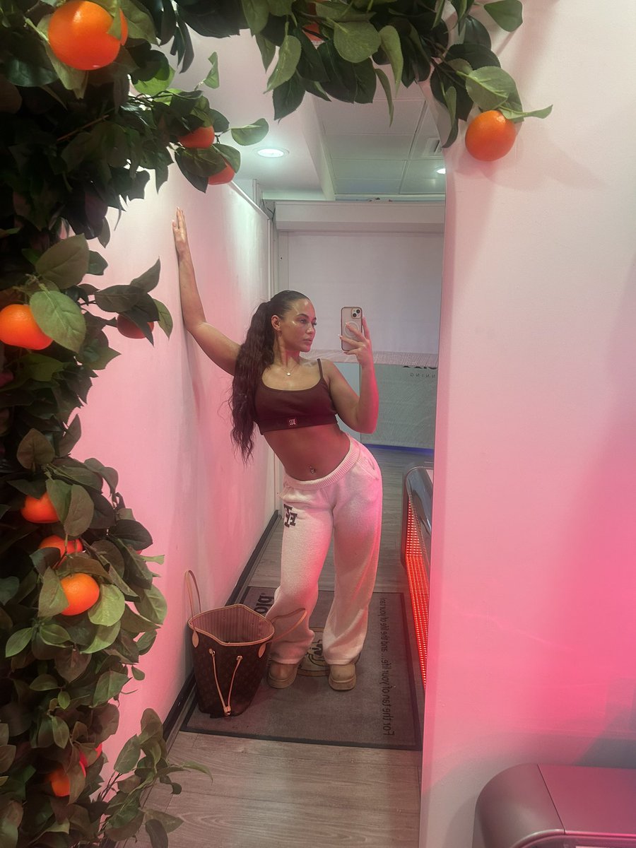 avaaa_rosexo's tweet image. Serving body, balance, and a little attitude 🍊✨

#MirrorShot #BodyGoals