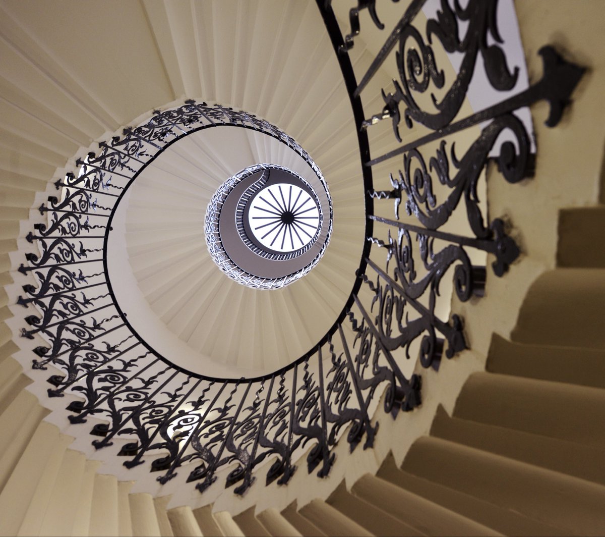 JeffOvers's tweet photo. Tulip staircase (c. 1635) @RMGreenwich #architecture https://t.co/VcuO7wTCL8