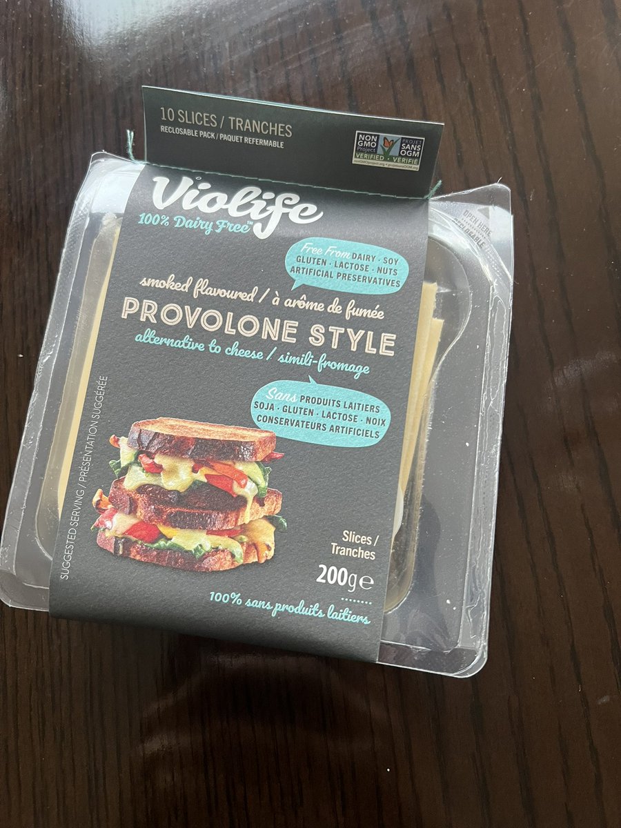 moon_wellbeing's tweet photo. 気分展開に洋食食べたくなって
こっちのスーパーで買って来たグルテンフリーのパンとビーガンチーズ買ってみた🧀

なんとなく予想はついてたけど、
チーズっぽい何か、というのが正直な感想でした😅

#四毒抜き
#海外生活 https://t.co/wt345n5AZl