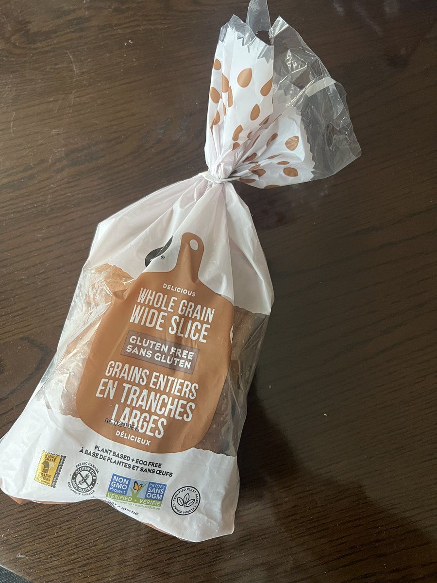 moon_wellbeing's tweet photo. 気分展開に洋食食べたくなって
こっちのスーパーで買って来たグルテンフリーのパンとビーガンチーズ買ってみた🧀

なんとなく予想はついてたけど、
チーズっぽい何か、というのが正直な感想でした😅

#四毒抜き
#海外生活 https://t.co/wt345n5AZl