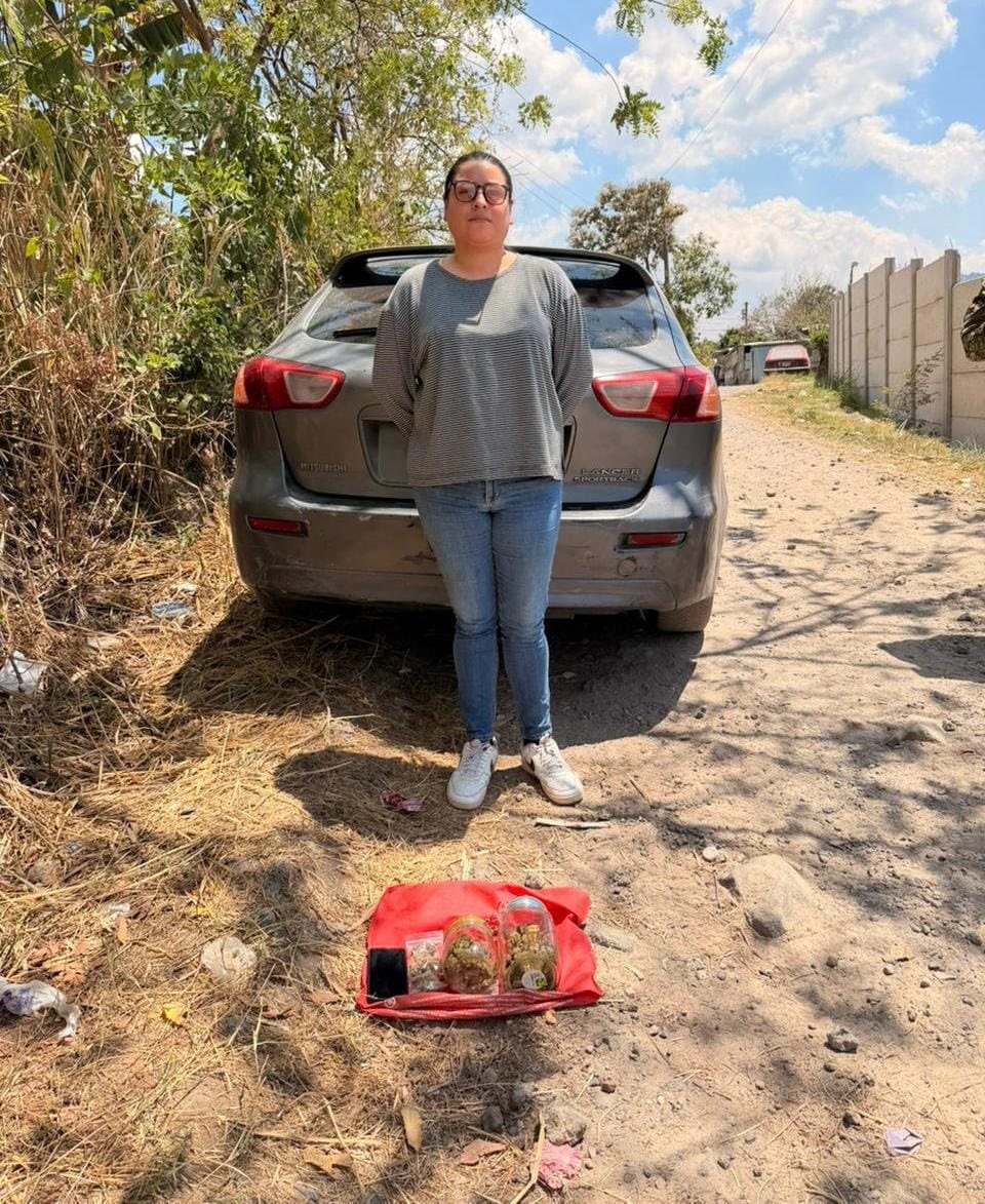 ITROriginal's tweet photo. 🚨 UBICAN A MUJER CON PORCIONES DE MARIHUANA EN SOYAPANGO

📍 Durante un patrullaje en la calle Plan del Pino, en Soyapango, soldados ubicaron a Andrea Gabriela Meléndez Turcios.

📦 A la mujer se le incautaron porciones de marihuana, un celular y un vehículo.

👮 Posteriormente fue entregada a la PNC para el debido procedimiento.