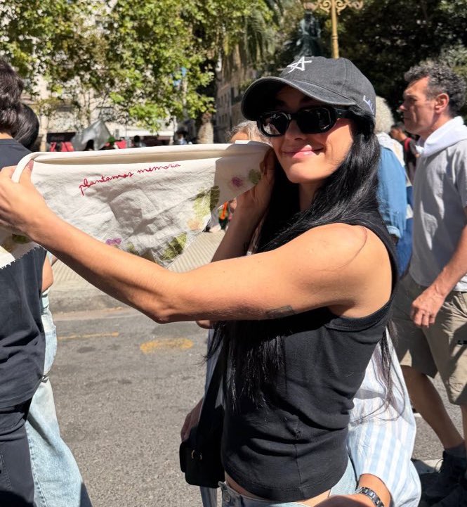 lali es esa artista que puede estar haciendo cientos de shows sold out pero nunca dejando sus convicciones de lado entonces también puede estar marchando por la memoria del pais