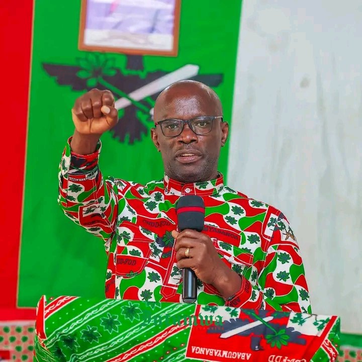 JClaudeNshimir's tweet image. Le leader demeure infatigable. Dans ses tournées à travers les 42 communes du #Burundi, le SG du parti #CnddFdd, @R_Ndikuriyo, a atteint, ce 23 mars 2026, la 30ᵉ commune, où il a rencontré les responsables du parti et les cadres administratifs de la commune #Mugina.
@IntumwaNews