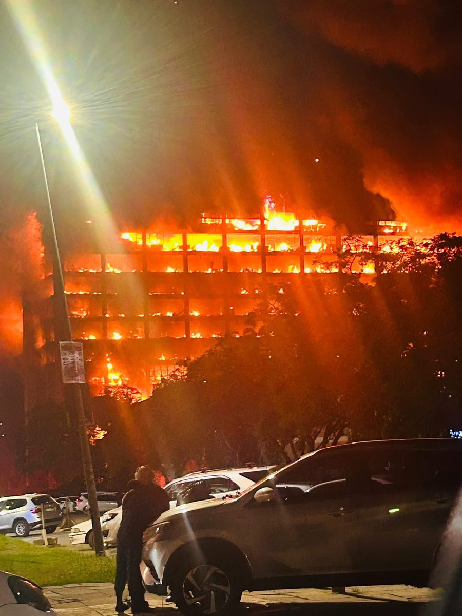 Man’s NOT Barry Roux tweet media