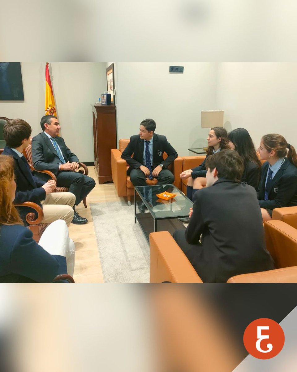 EconomistasSE's tweet photo. 🏆 ¡Visita de campeones! El decano @FranciscoJTato1 y @evitamvg reciben a los alumnos del @C_BuenPastor tras ganar el IV Torneo Nacional de Debate Económico. 🥇

Un encuentro para compartir su experiencia y celebrar el talento de Sevilla 👏

#EconomistasSevilla #DebateEconómico https://t.co/beGRQlp1yP