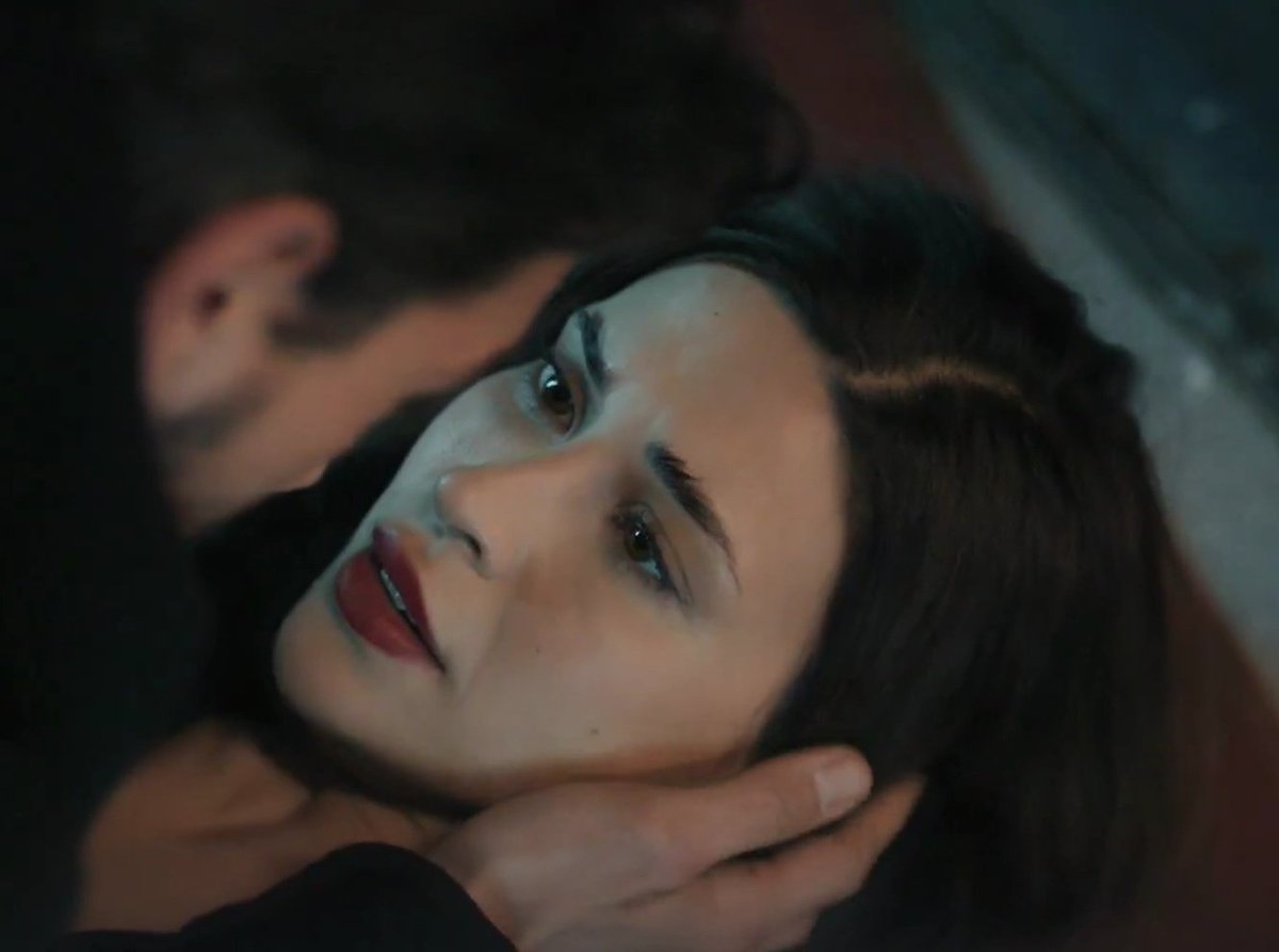 Ceylana bisi oldu diye nası korkuyla bakmış ulan adam aşıksan niye Sultanı öpmeye kalktın bee
#Yeraltı | #AlCey